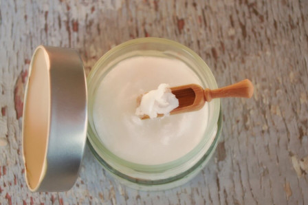 coconut_oil_in_jar_coconut_oil_in_wooden_spoon_wooden_spoon_healthy_coconut_oil_white_jar-1276331.jpg