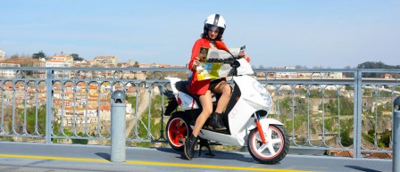 femme-qui-lit-sur-scooter-electrique-govecs.jpg