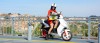 femme-qui-lit-sur-scooter-electrique-govecs.jpg