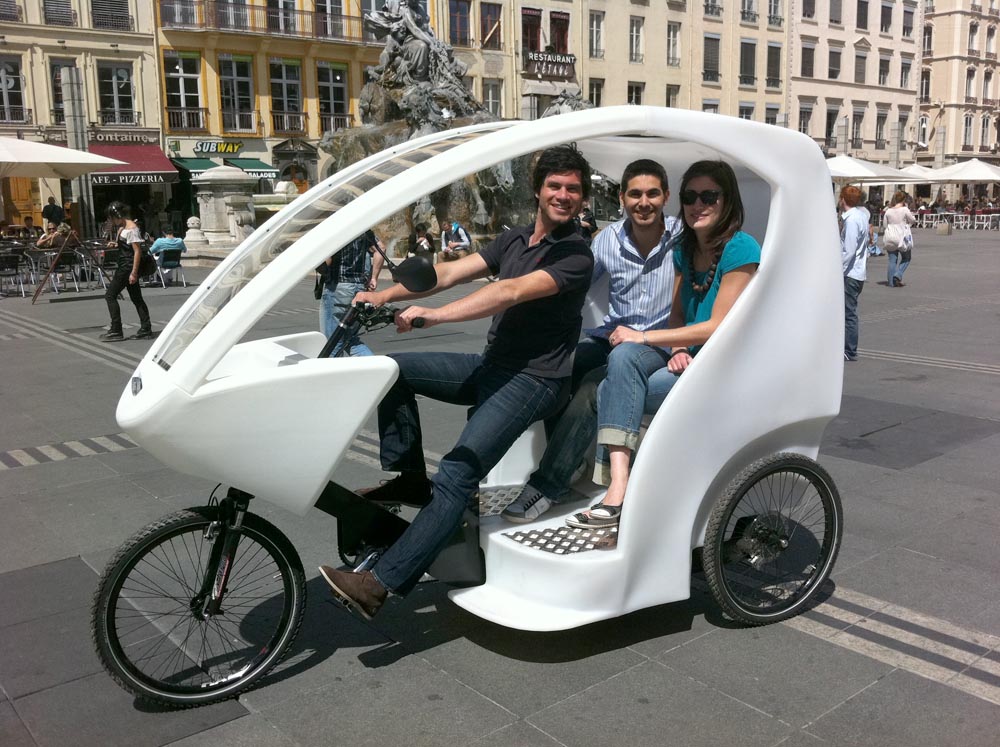 Velotaxi_dans_le_centre_ville_de_Lyon.jpg